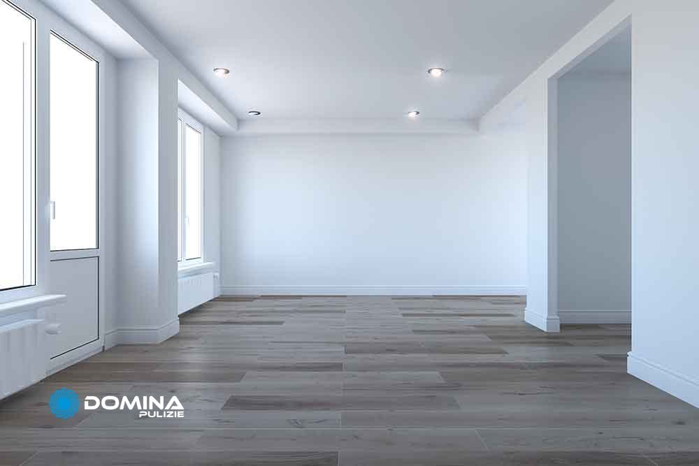 Una stanza immacolata con pareti bianche e pavimenti in legno, pulita professionalmente da Domina Pulizie, Impresa di Pulizie per la massima pulizia a Milano.