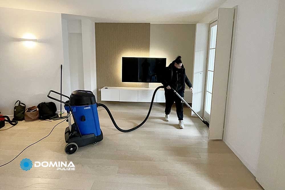 Una addetta di Domina Pulizie effettua la pulizia di un appartamento a Milano.