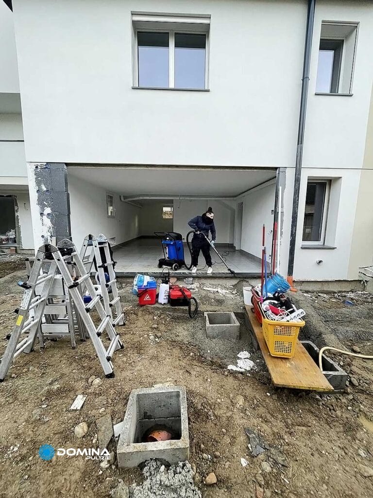Un uomo sta lavorando alla costruzione di una casa.