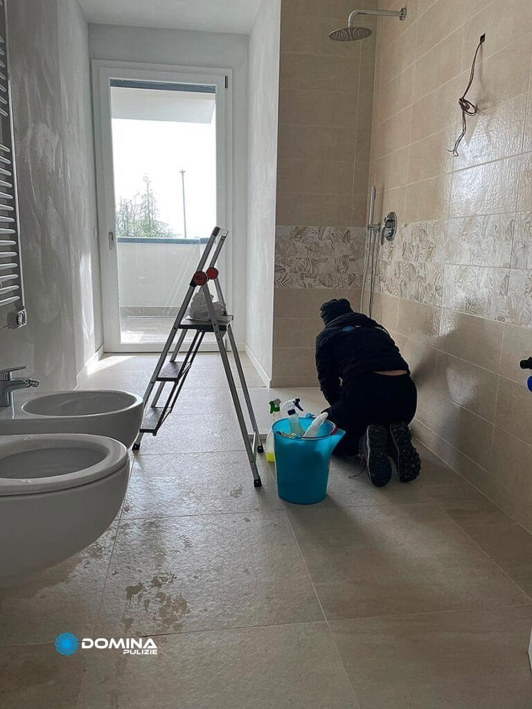 Un uomo pulisce un bagno a Meda dopo i lavori di costruzione.