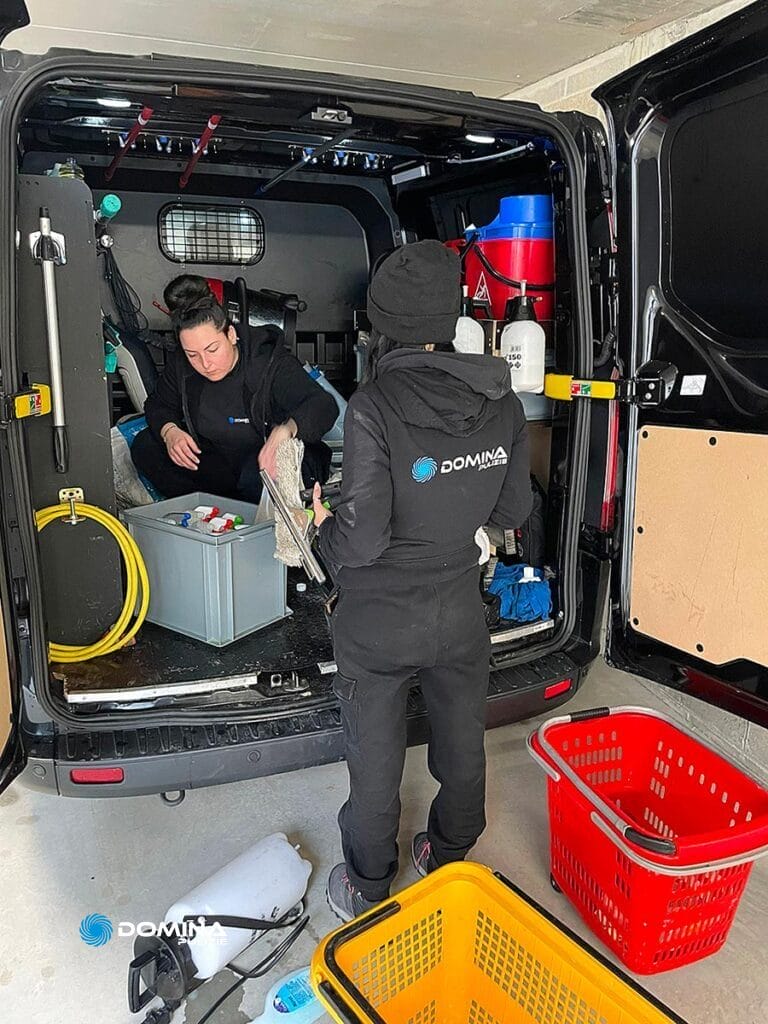 Due persone del team di Domina Pulizie con il furgone con l'attrezzatura per le pulizie in provincia di Monza Brianza dopo i lavori di ristrutturazione.