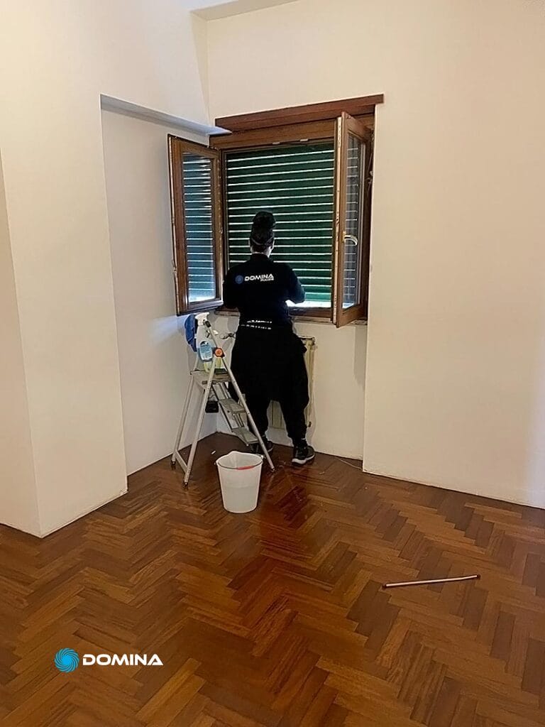 Pulizia delle tapparelle per un appartamento a Cernusco sul Naviglio.