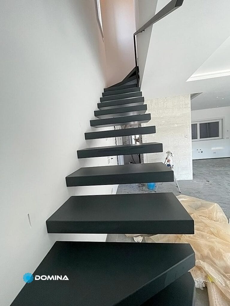 Scale sospese in un appartamento a Rescaldina dopo delle pulizie post ristrutturazione di Domina Pulizie.