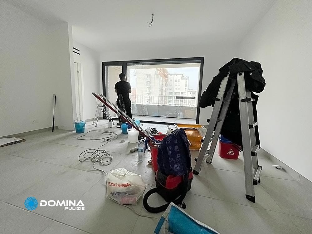 Personale di Domina Pulizie al lavoro per le pulizie post ristrutturazione per un appartamento a Saronno.