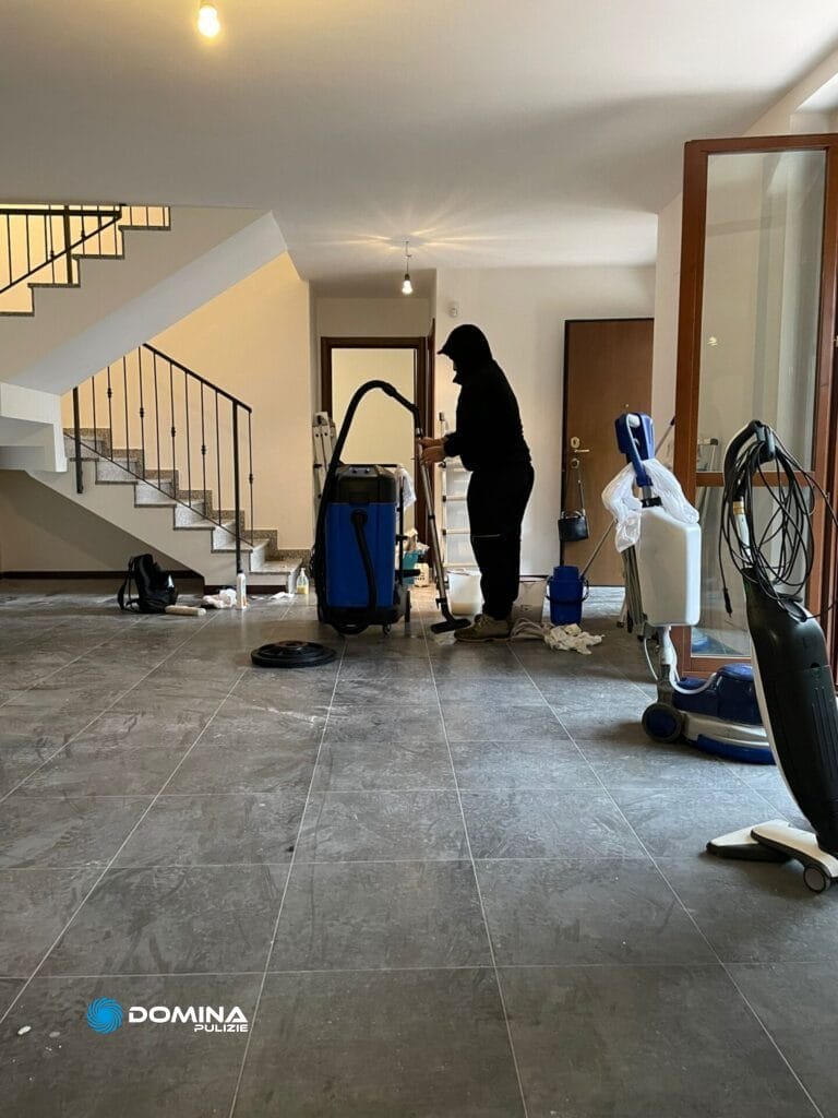 Una persona effettua le pulizie post ristrutturazione in una casa ad Arluno.