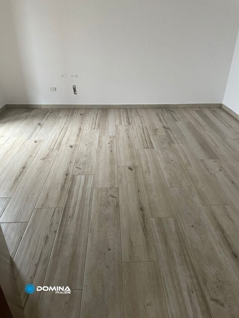 Casa vuota con pavimenti in legno chiaro e pareti bianche, pronta per l'arredamento dopo le pulizie post ristrutturazione ad Arl
