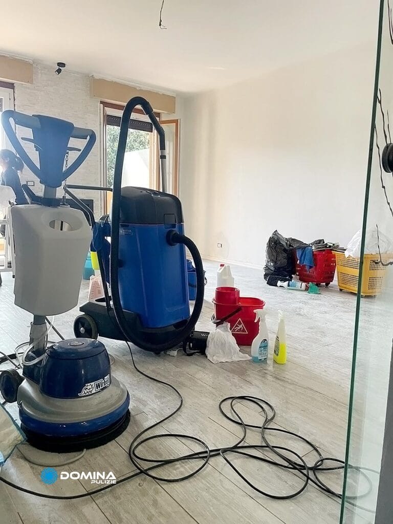 Macchinari per la pulizia post cantiere da eseguire in un appartamento a Villa Guardia in provincia di Como