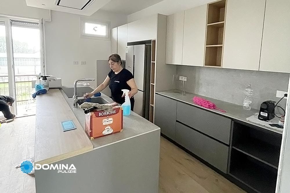 Una persona di Domina Pulizie esegue le pulizie in una cucina di un appartamento a Senago dopo la ristrutturazione.