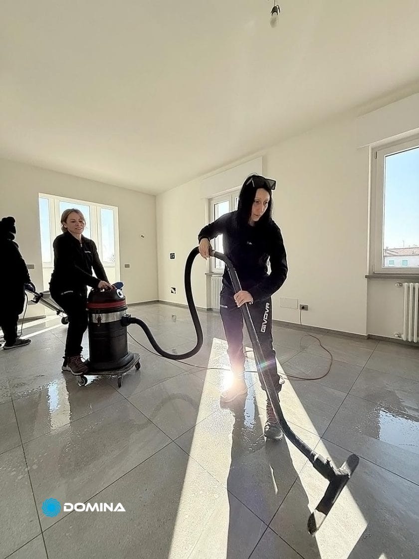 A Trezzano sul Naviglio, due persone gestiscono con competenza Pulizie Fine Cantiere, ringiovanendo una grande stanza soleggiata con un aspirapolvere. Il pavimento splende, riflettendo la loro dedizione mentre rigeneriamo il tuo spazio alla perfezione incontaminata.