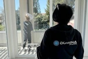 Due persone del team di Domina Pulizie intente nella pulizia professionale di un terrazzo a Milano.